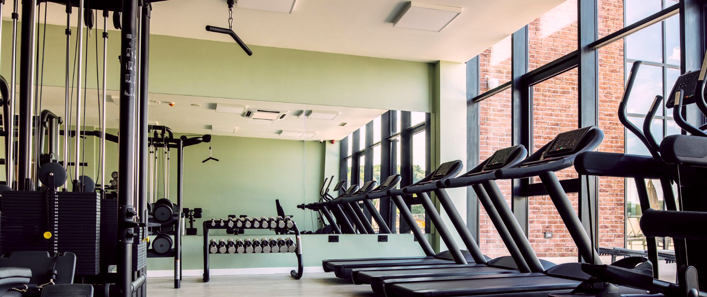 Помещение тренажерного зала с беговыми дорожками и оборудованием для занятия фитнесом